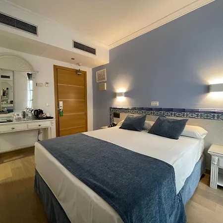 מלון Plaza Cavana 3*