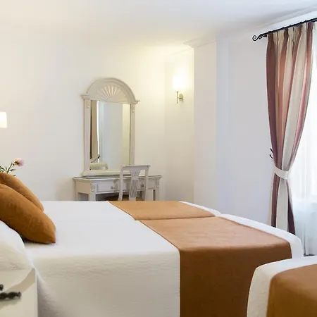 Готель Plaza Cavana 3*